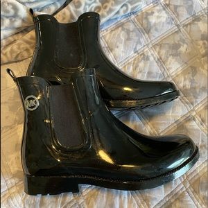 Size 7 Michael Kors black rain booties!